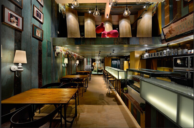 　　餐廳裝修是至關重要的，許多顧客消費不單純就是來吃東西，有時候喜好一個良好的飲食環境。餐廳的裝修必須要有藝術創意風格的講究這樣才能博人眼球吸引顧客，隨著著中國社會經濟的高速發展，有部分中國人都越來越崇媚揚外，藝術時尚風格都偏向國外，什么西餐廳、壽司店、披薩店等等。在中國會有很多特色的西餐廳，不僅吸引外國客人，大多數還是吸引的中國客人，中國人喜歡這種對外國文化風情的新鮮感，都想嘗試一下外國美食和文化。中國就有龐大的消防者群體，許多外國和中國投資者都開始了自己的創業之夢，特色餐廳現在也逐漸成為主流形式，餐廳的裝修需求也越來越多，下面華發小編帶您了解一下特色餐廳裝修要點。